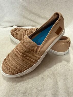 Women’s Slip-On Knit Loafers in Tan